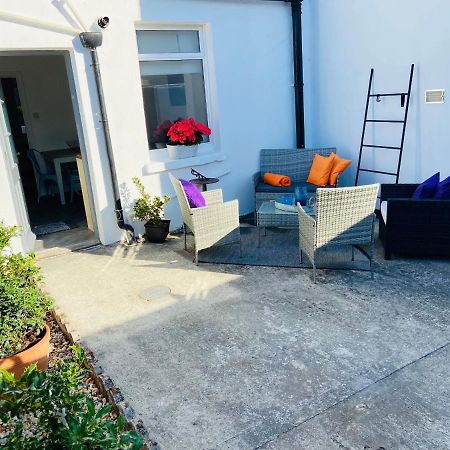 Funky Cozy Cottage With Outside Space อีสต์บอร์น ภายนอก รูปภาพ