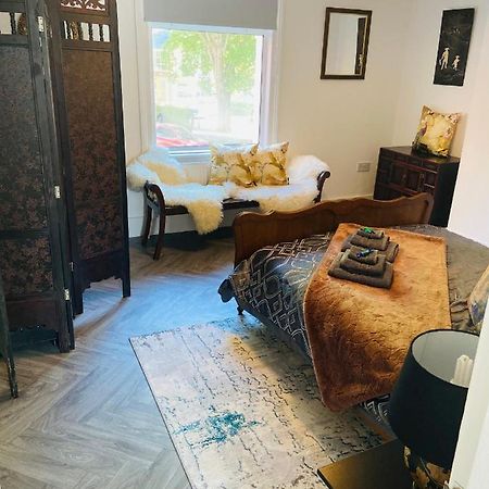 Funky Cozy Cottage With Outside Space อีสต์บอร์น ภายนอก รูปภาพ