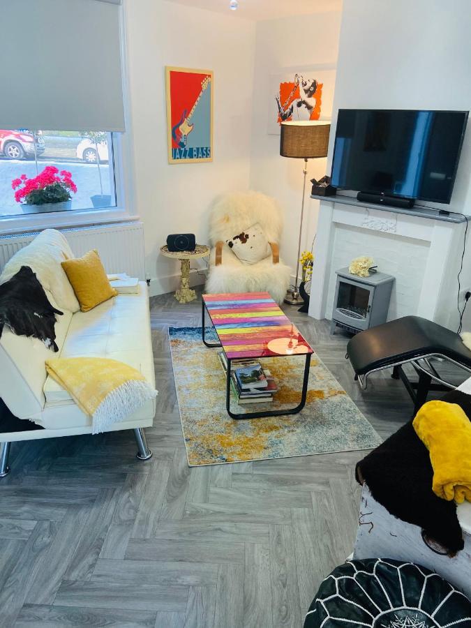 Funky Cozy Cottage With Outside Space อีสต์บอร์น ภายนอก รูปภาพ