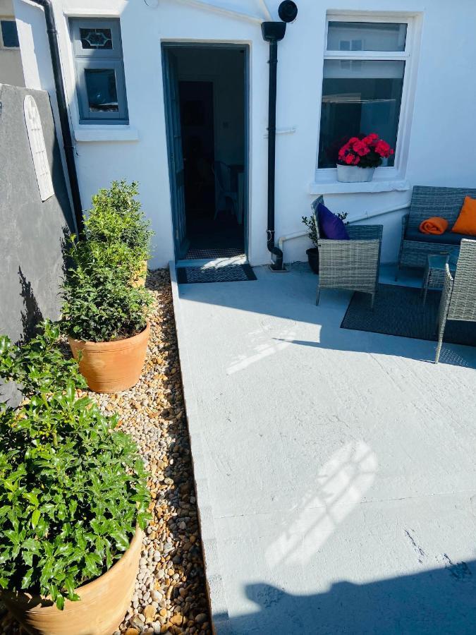 Funky Cozy Cottage With Outside Space อีสต์บอร์น ภายนอก รูปภาพ