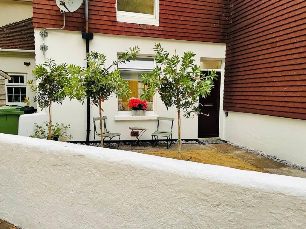 Funky Cozy Cottage With Outside Space อีสต์บอร์น ภายนอก รูปภาพ